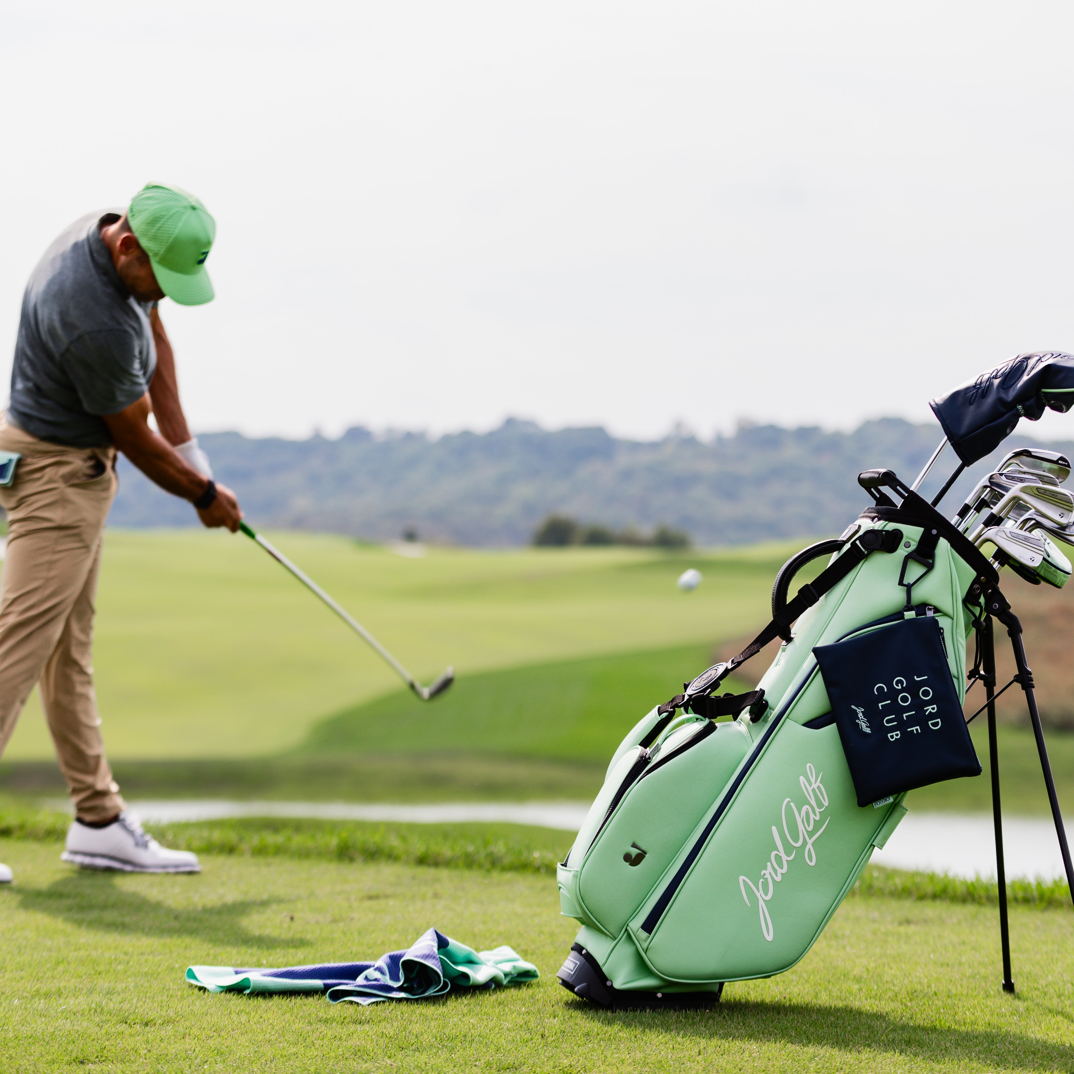 Fairway Golf Bag - Apple Leather